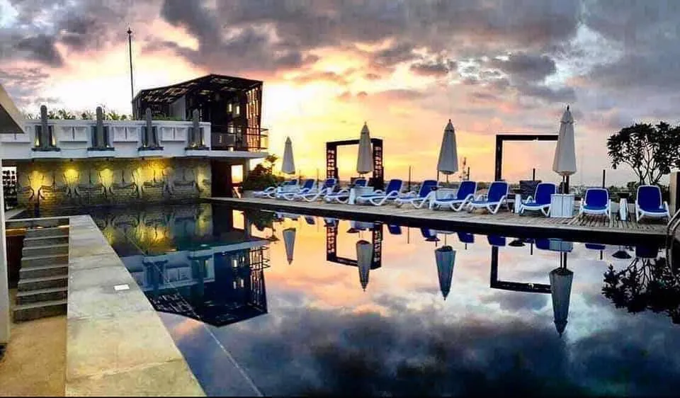 Pool im HARI Residence & Spa